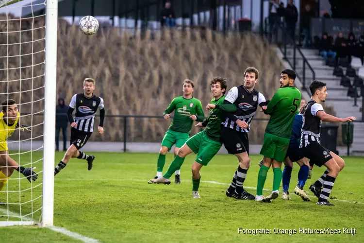 Hollandia ziet winst wegglippen in blessuretijd bij SJC