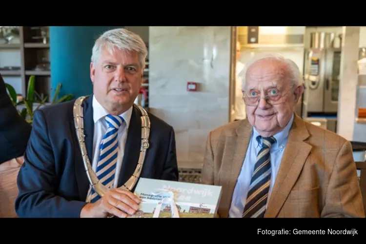 Locoburgemeester Theo Alkemade bezoekt 100-jarige Adriaan Barnhoorn