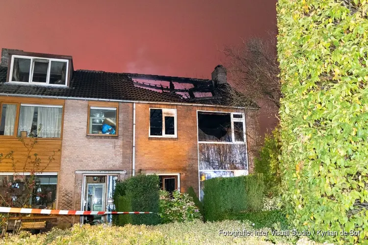 Felle brand in woning Roelofarendsveen, persoon overleden