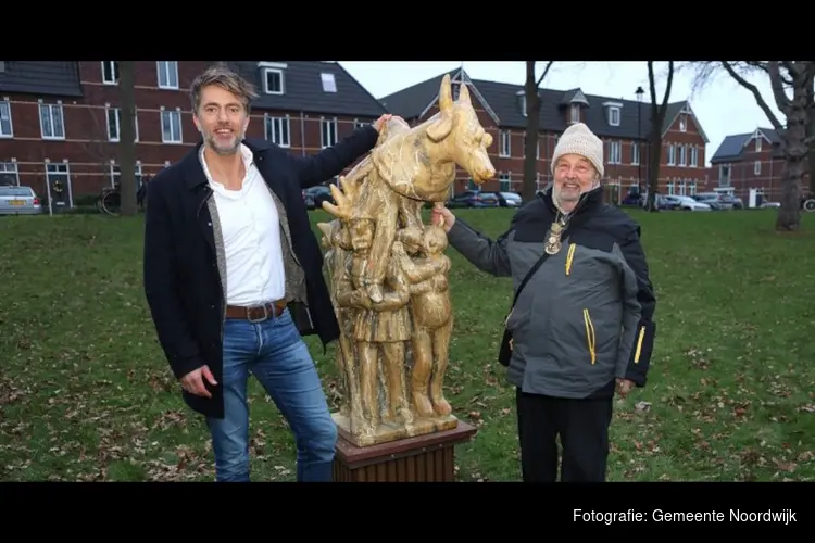 Wethouder Van Strien onthult beeld De Koetillers in Engelse Tuin